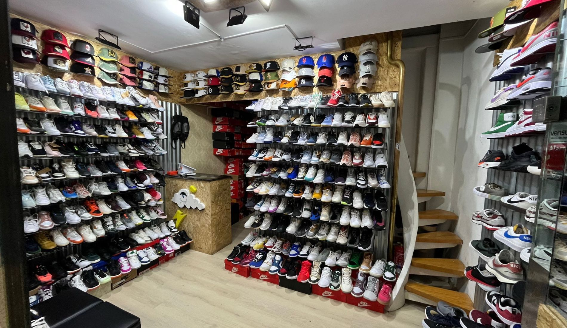 intenrior tienda sneakers street